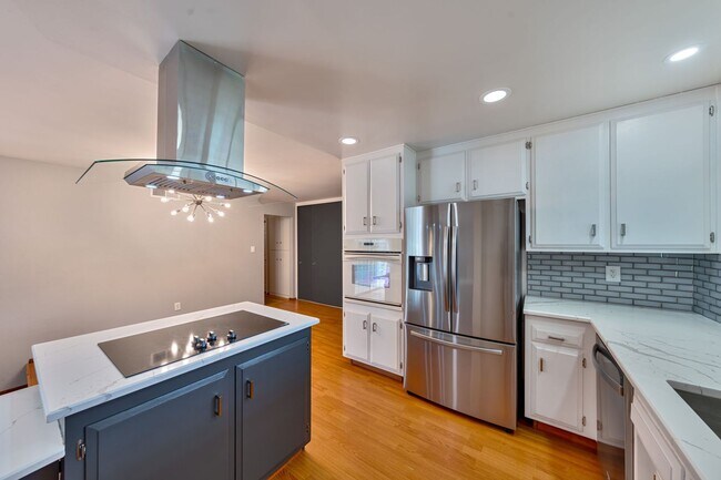 Building Photo - Charmingly Remodeled 3 Bed, 2 Bath Home Ne...