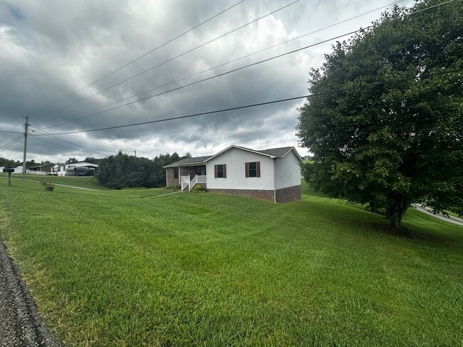 Building Photo - E. Morristown - 2 bed/1 bath duplex with b...