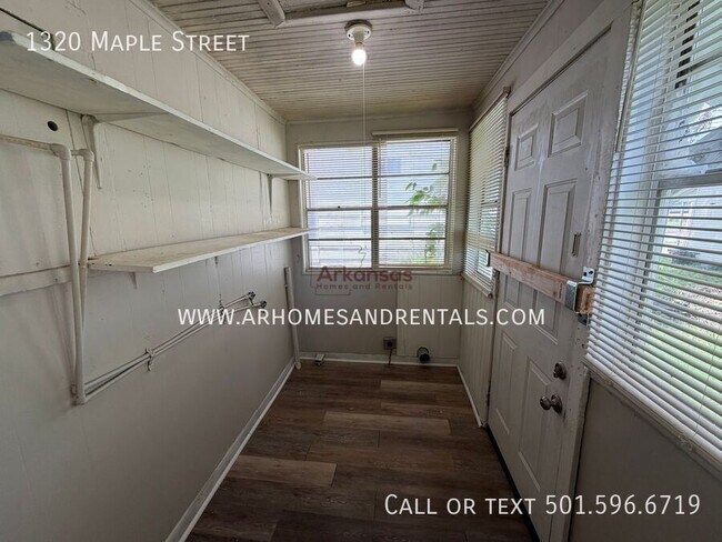 Building Photo - 1320 Maple St