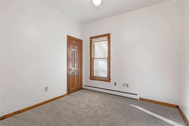 Building Photo - 18 Center St