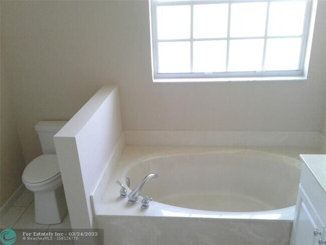 Building Photo - 3409 Lakeside Dr