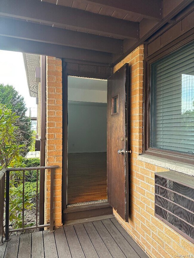 Building Photo - 7 E Lawrence Park Dr