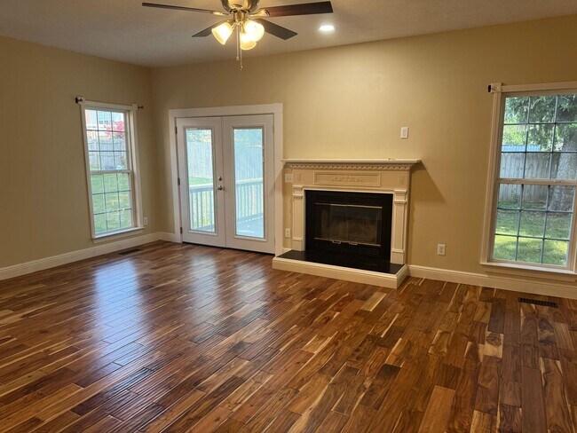 Building Photo - Great 4BR home near Brentwood