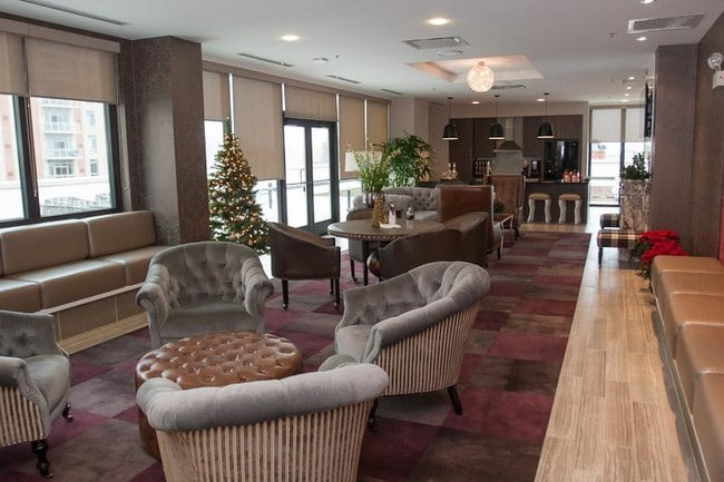 Building Photo - 231 W Scott St