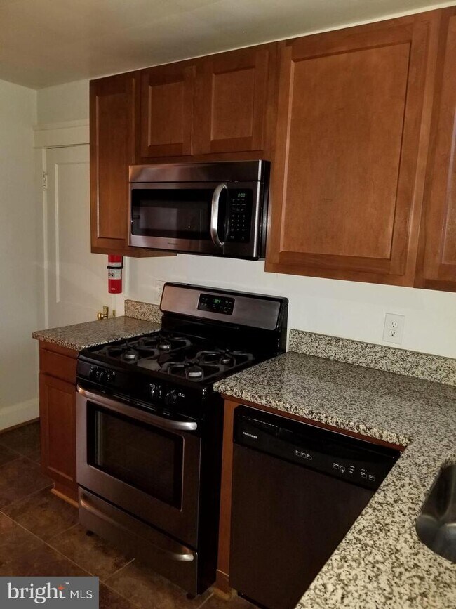 Building Photo - 3203 Mary Ave