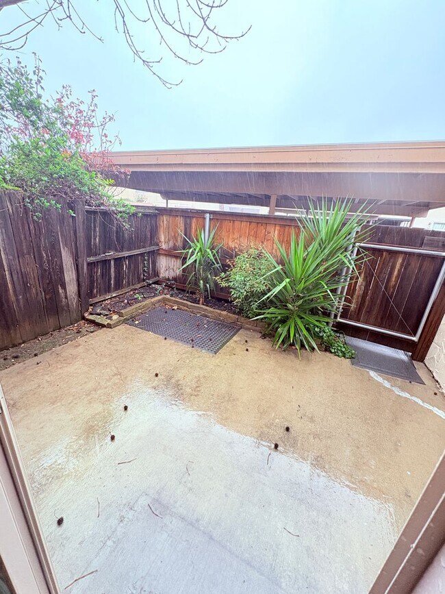 Building Photo - 5959 Vía Casitas