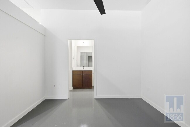 Building Photo - 507 Sabine St