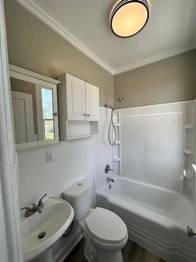 Building Photo - Updated Triplex in Milwaukee’s Harambe Nei...