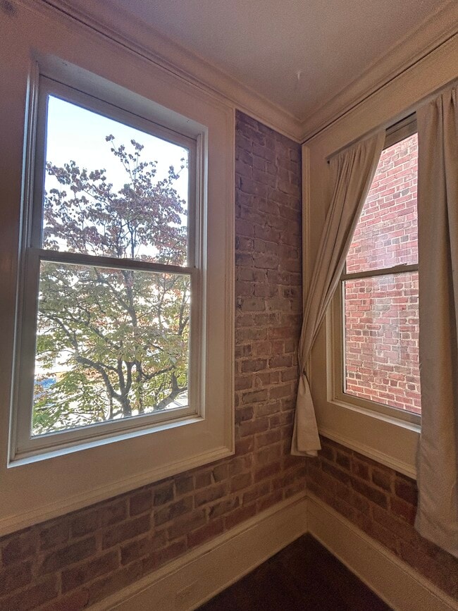 Building Photo - 635 Myrtle St NE