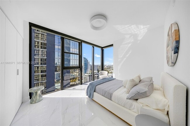 Building Photo - 700 NE 24th St