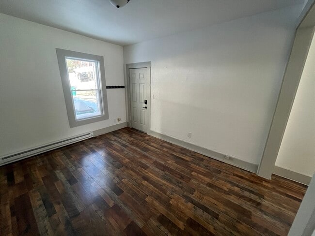 Building Photo - 40 Garnet St