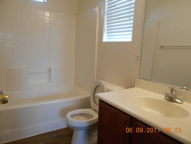 Building Photo - 3 Bedroom Single Family