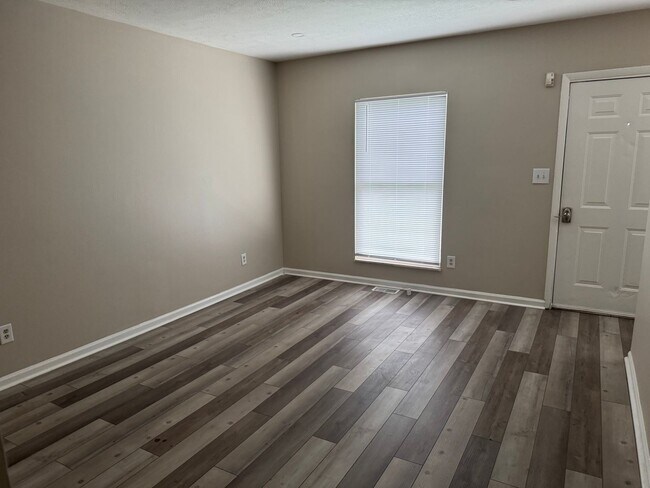 Building Photo - 3 Bedroom, 1 Bath Ranch Home in Columbus' ...