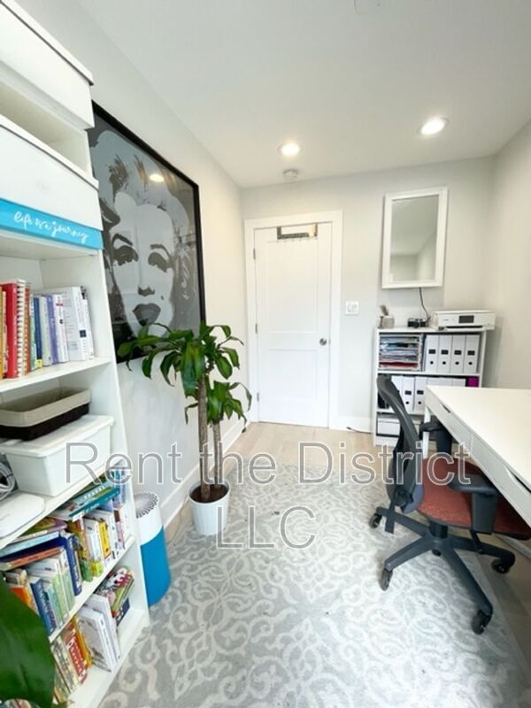 Building Photo - 1316 Staples St NE