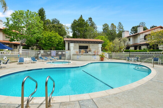 Building Photo - 1450 Palisades Dr