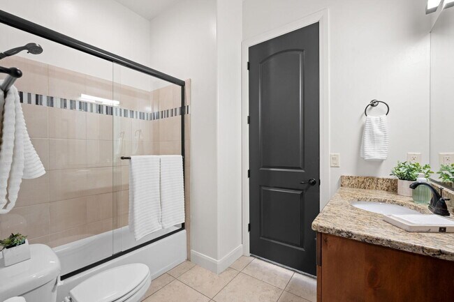 Building Photo - 6 Bed, 4 Bath with RV Parking and No HOA in Sycamore — Available Now!