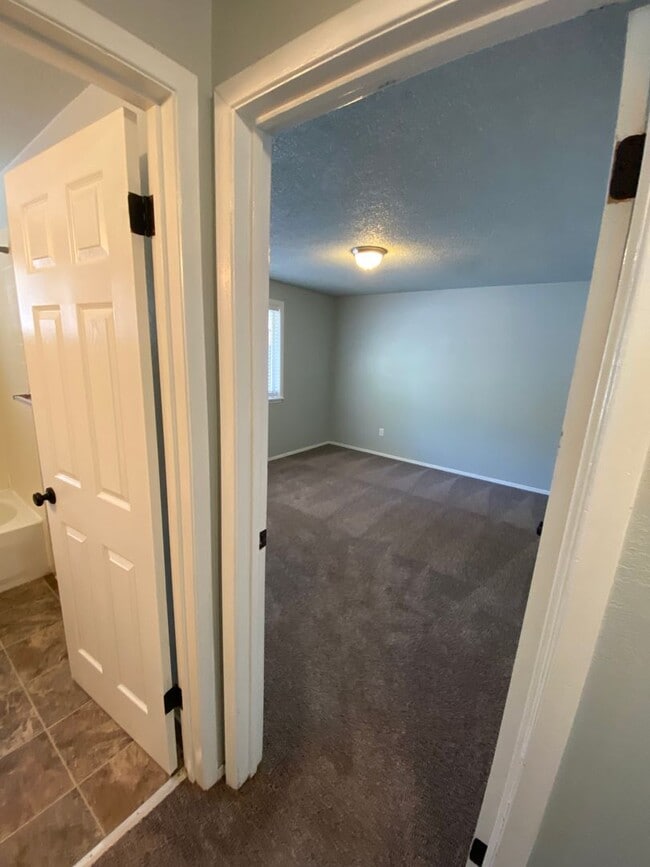 Building Photo - Ready first of June / 3 bedroom 2 bathroom...