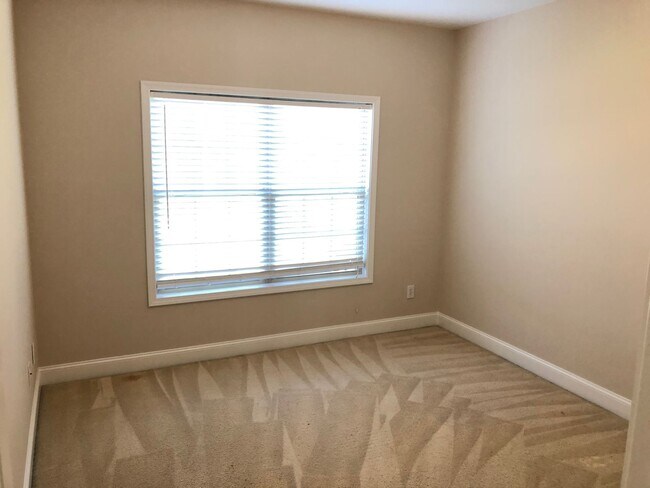 Building Photo - Beautiful 5 Bed 4 Bath Home in Heart of Co...