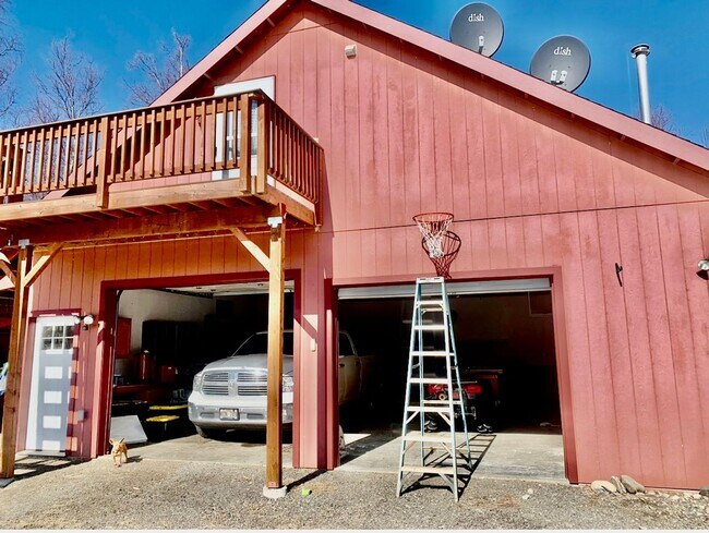 Building Photo - 1015 E Hanna Cir