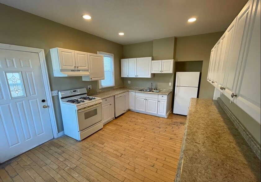 Building Photo - 1121 7th St SE