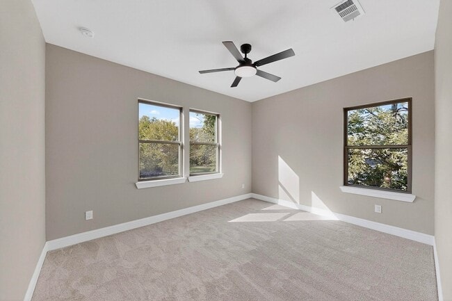 Building Photo - 1828 Highland Dr E