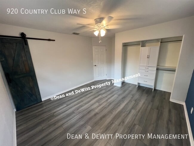 Building Photo - 920 Country Club Way S