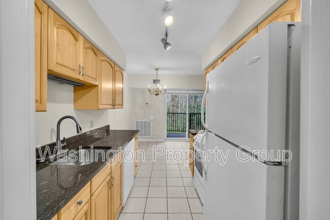 Building Photo - 2200 Castle Rock Square