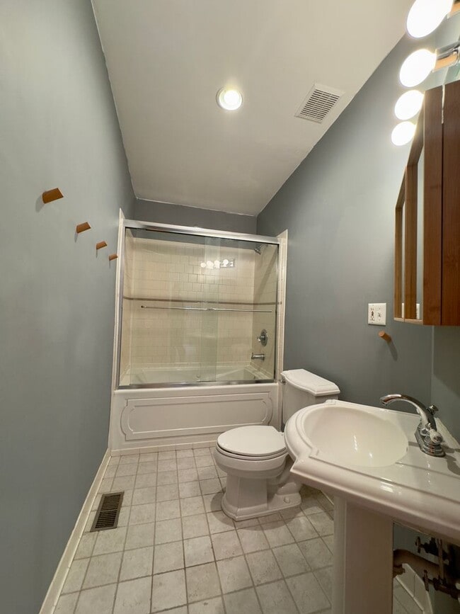 Building Photo - Charming 2 Bedroom/2.5 Bathroom in South Baltimore, MD!