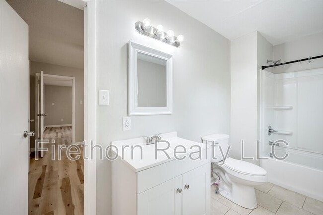 Building Photo - 2719a Meadowbrook Dr