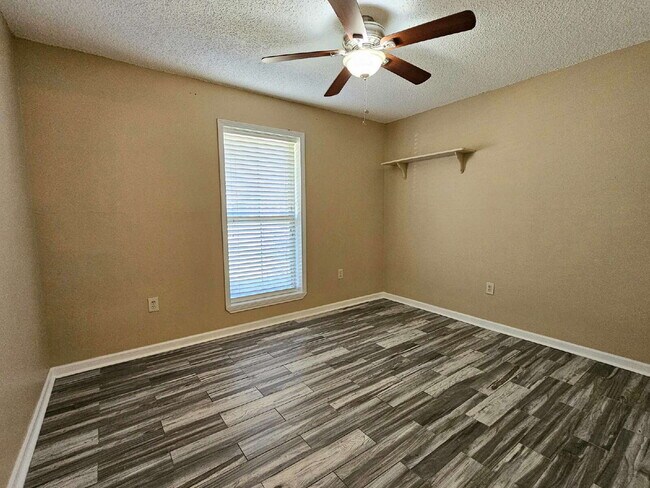 Building Photo - 4BR/2BA Single Family Home in Quiet Neighborhood