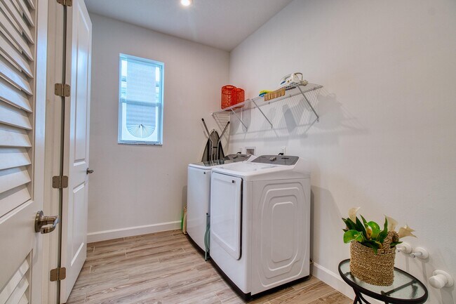 Building Photo - 10407 SW Aquila Wy