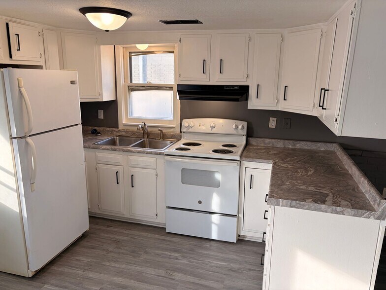 Building Photo - 104 W Bennett St