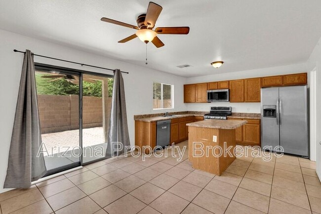 Building Photo - 1525 E Betsy Ln