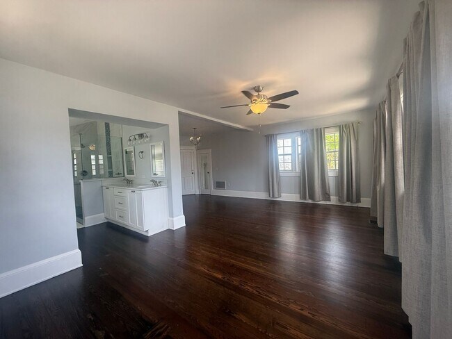 Building Photo - Beautifully updated 3 bedroom 3 bathroom home