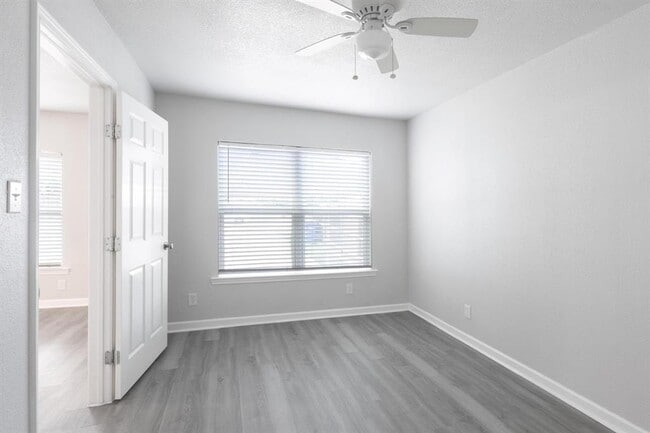 Building Photo - 1445 Hillview Ave