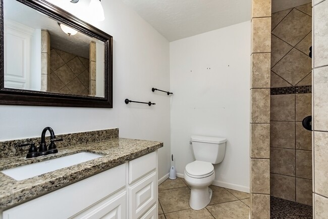 Building Photo - 5511 Greentree Dr