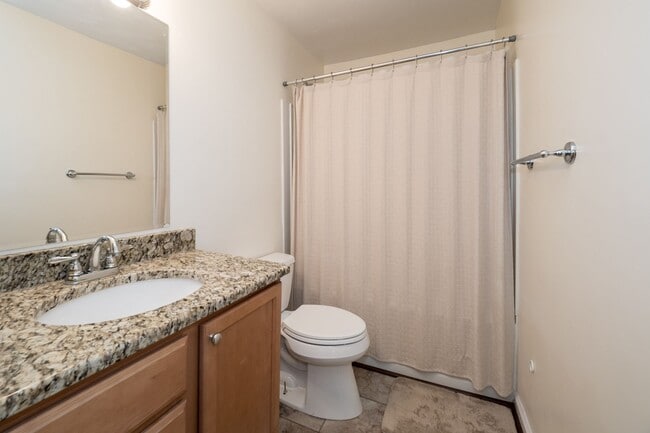Building Photo - Immaculate 3 bedroom 2 bath bungalow at Oc...