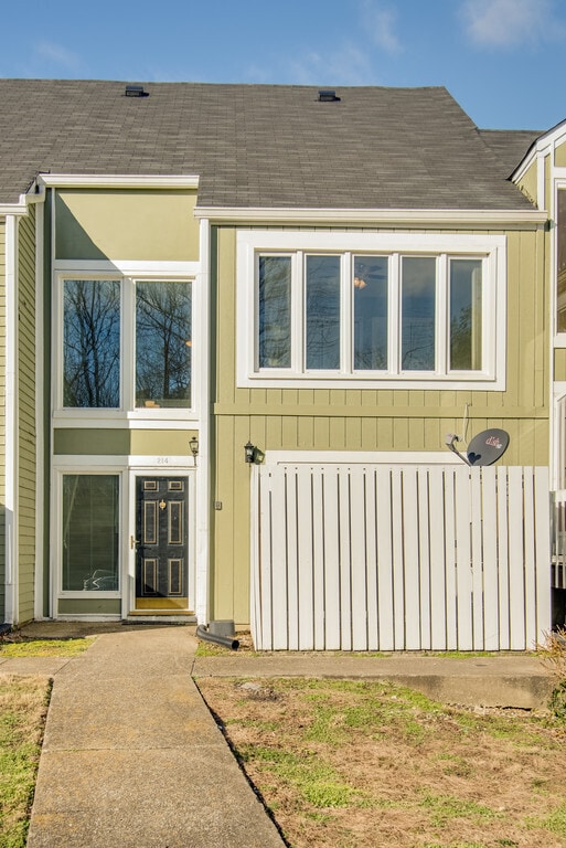 Building Photo - Amazing and spacious 3/2.5 Hermitage Townhouse with fireplace & patio!!! Pets ok!