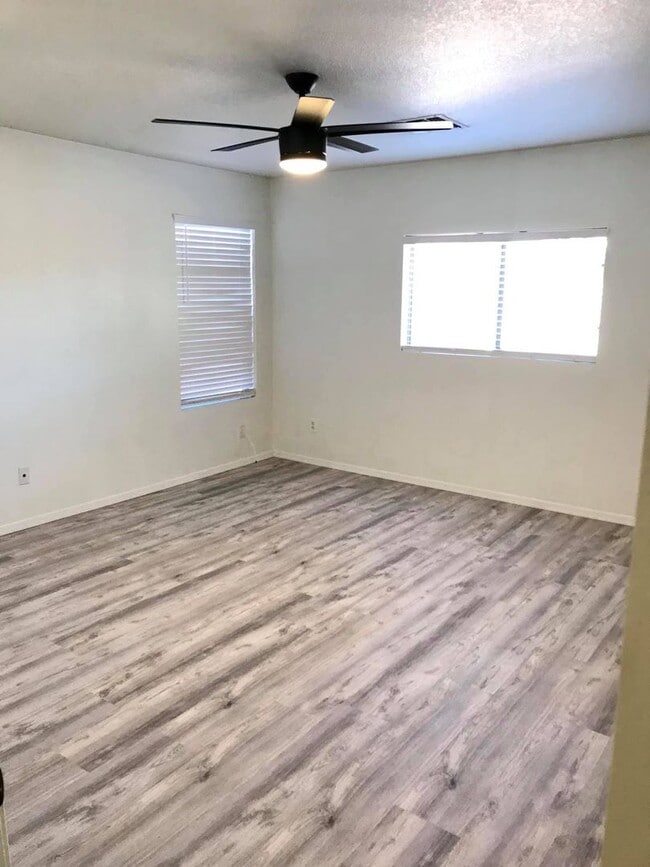 Building Photo - Spacious 3-bedroom plus den in North Phoenix