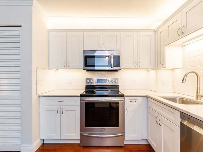 Building Photo - 28 Lee St