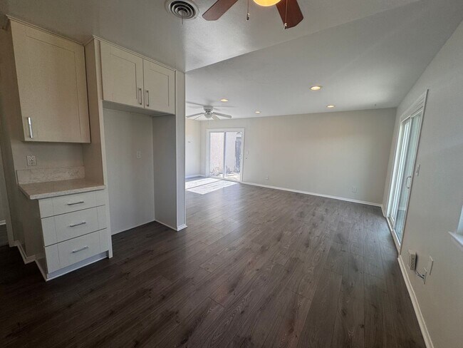 Building Photo - Charming RE-MODELED 3 bed / 2 bath home