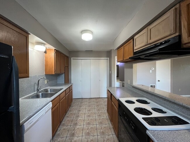 Building Photo - ONE BEDROOM LOFT TOWNHOME ON THE SOUTH SIDE!!