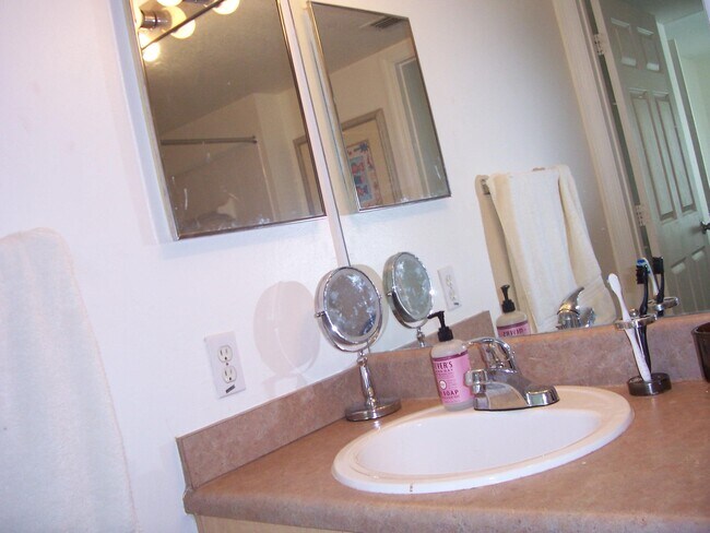 Building Photo - 615 Villa Cir