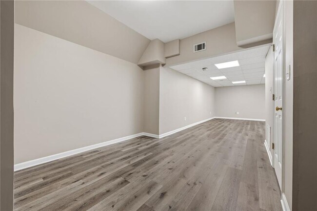 Building Photo - 1809 Shelburne Ridge