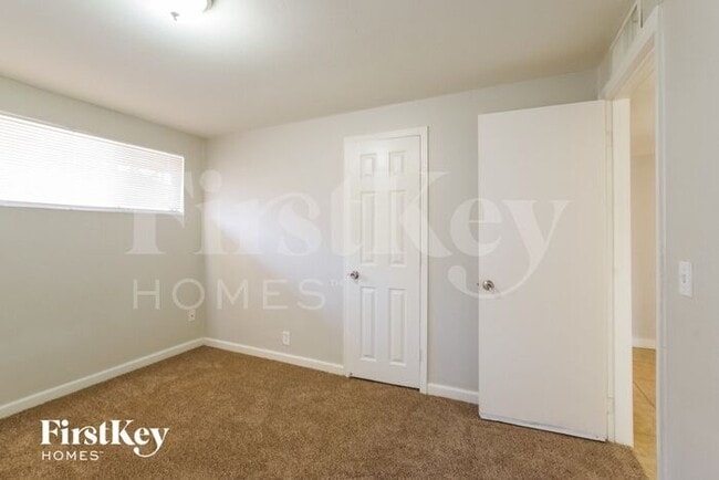 Building Photo - 2238 E Paradise Ln