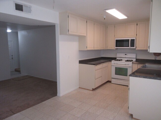 Building Photo - Wonderful townhouse on Glenoaks!