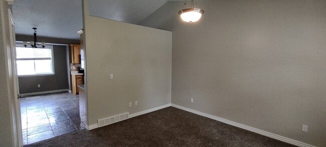Building Photo - Quaint Home in Eagle Mountain w 2 car garage!