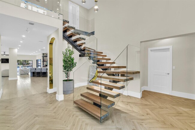 Building Photo - 319 S Riverside Dr