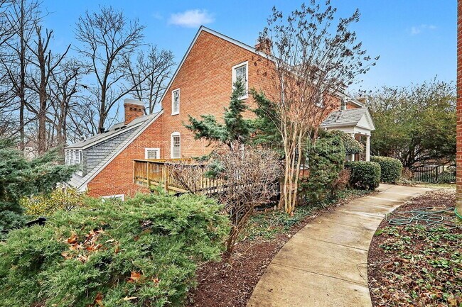 Building Photo - 3342 S Wakefield St