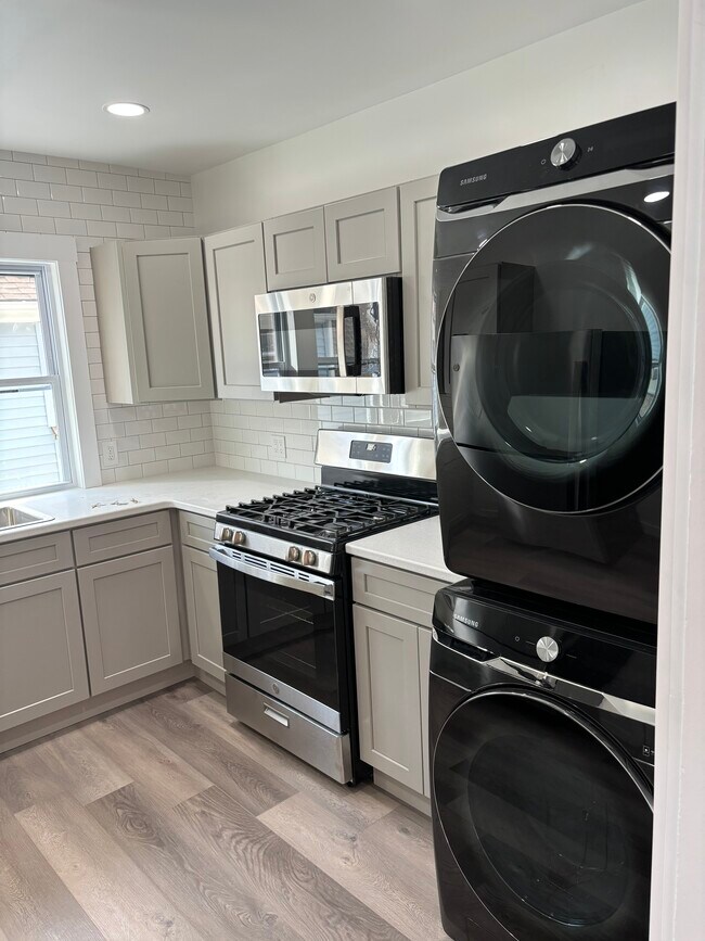 Fully renovated kitchen - 903 Northland Ave